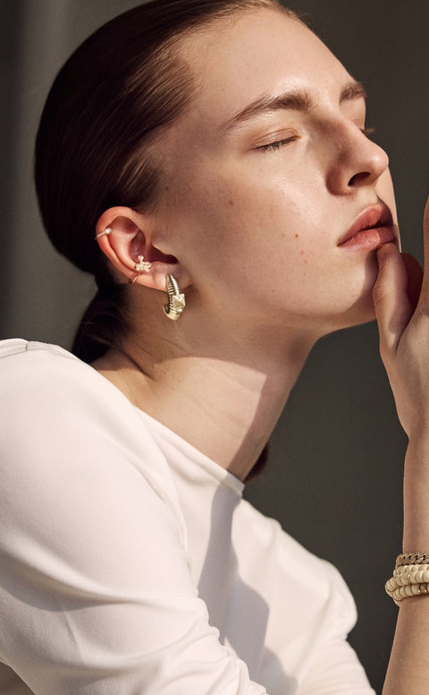 THE SNAKE-HELIX EARRING